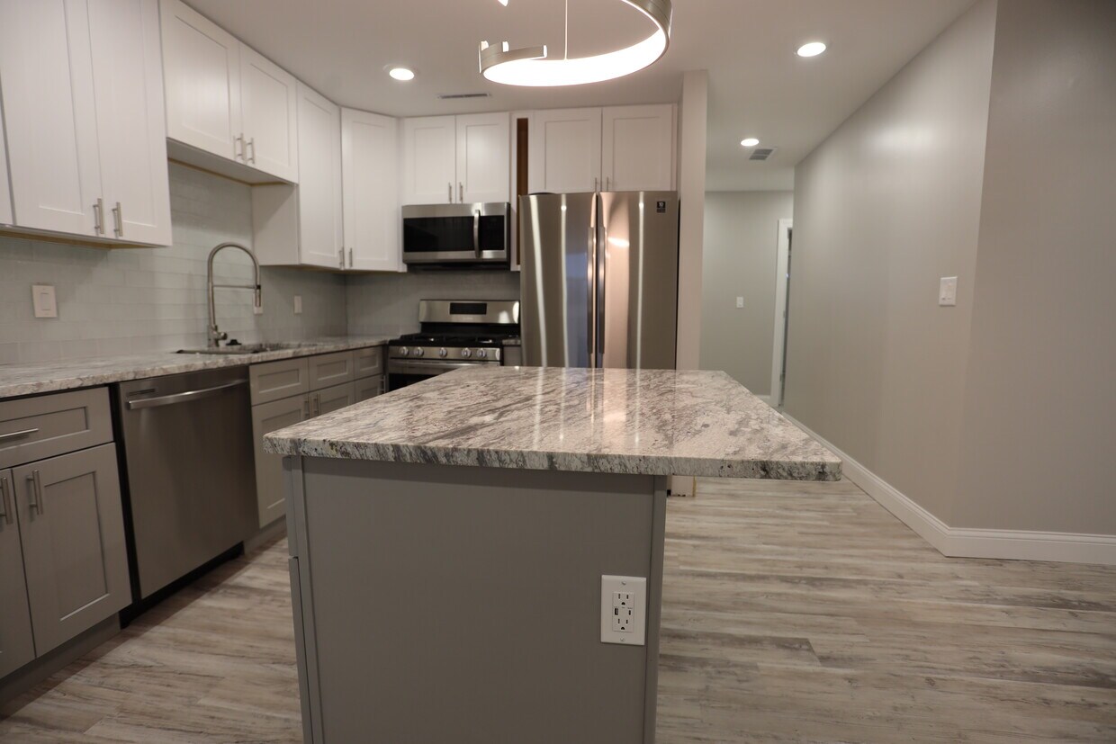 USB A and USB C outlets throughout - 1624 Bryan St