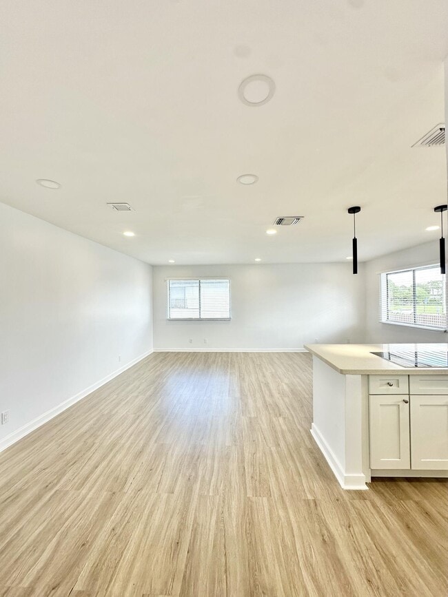 Building Photo - 102 E Tiffany Dr