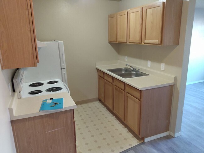 Building Photo - 1 bedroom 1 bathroom upstairs apartment - Granvue Apartments