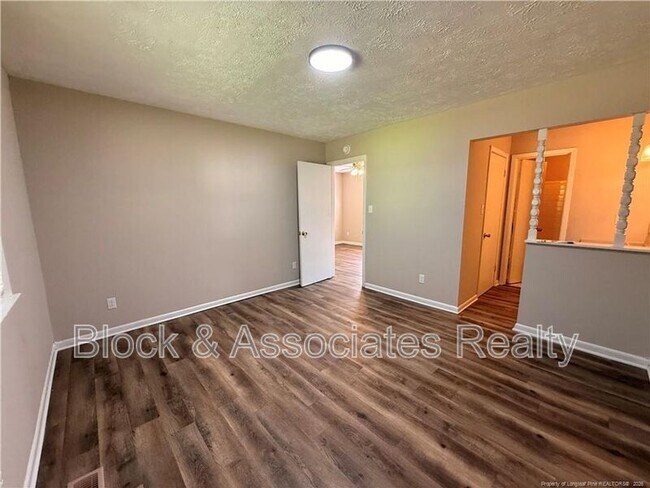 Building Photo - 4959 Fieldcrest Dr
