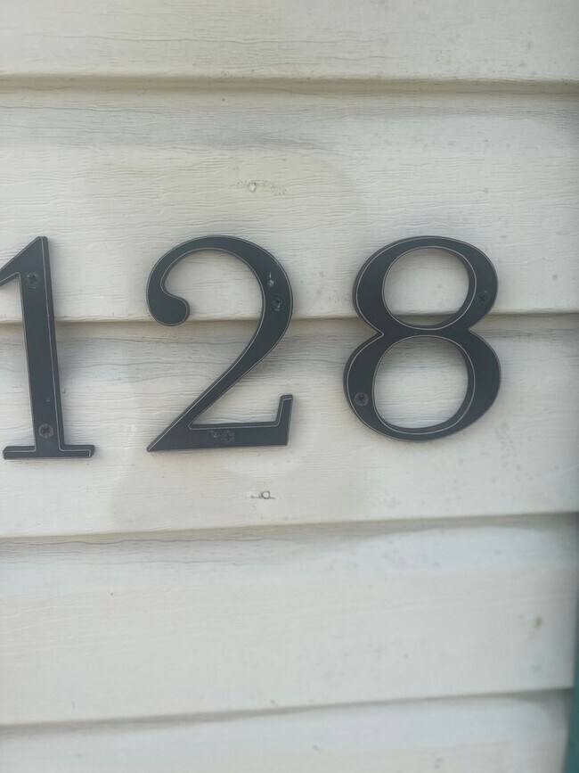 Building Photo - Great one Level Duplex in Bristol VA
