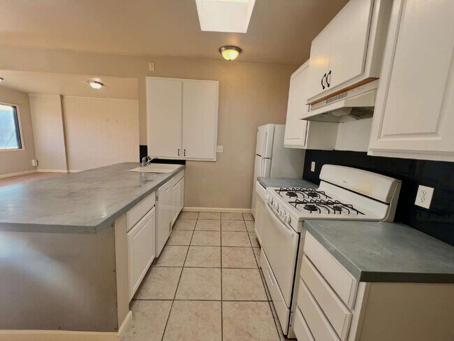 Foto del edificio - "Charming 3-Bed, 2-Bath Lubbock Home with Spacious 1176 Sq Ft Layout!"