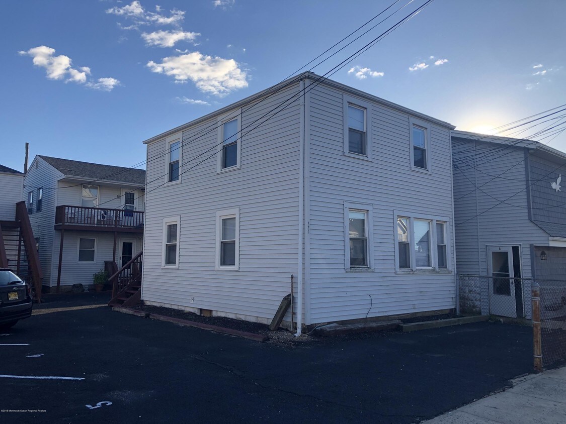 Primary Photo - 221 Hamilton Ave