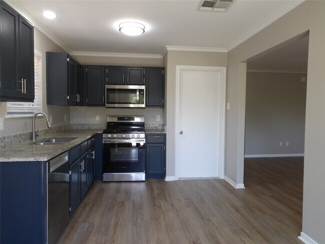 Foto del edificio - 5914 Red River Dr