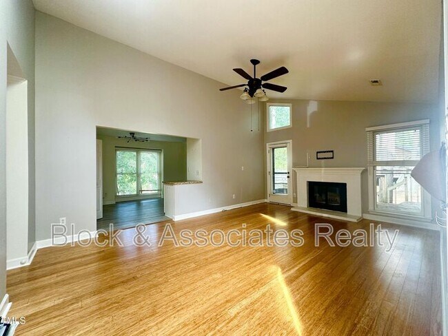 Foto del edificio - 200 W Woodcroft Pkwy