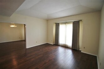 Building Photo - 906 Moore St