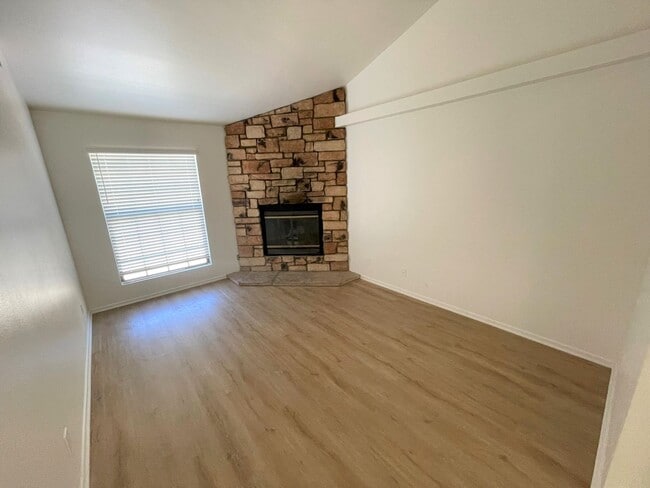 Building Photo - 620oak