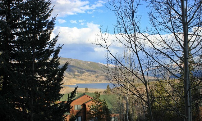 Foto del edificio - WINTER RENTAL- 2 Bedroom/1 Bath w/Washer/Dryer, 50" TV w/Netflix Utilities Inc