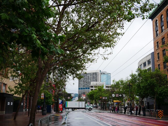 Foto del edificio - Mid-Market Modern Studio for Effortless City Living