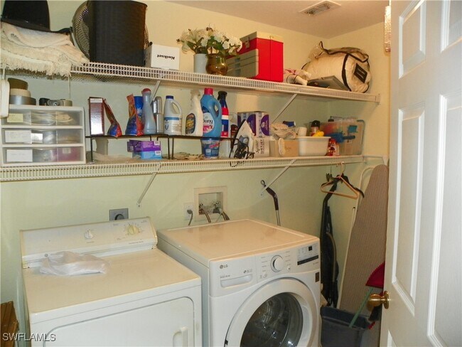 Foto del edificio - 448 Gabriel Cir