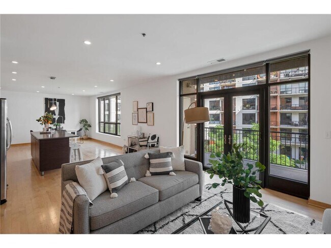 Foto del edificio - 3104 W Lake St