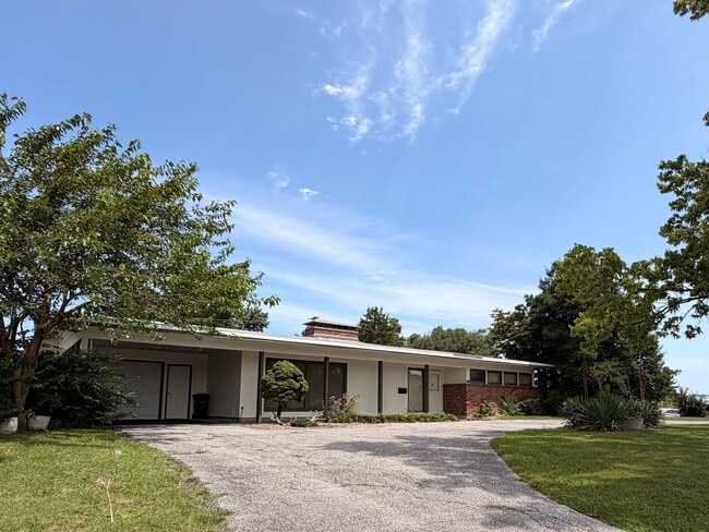 Building Photo - 2205 Country Club Dr