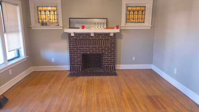 Building Photo - 4870 E Lee Ave