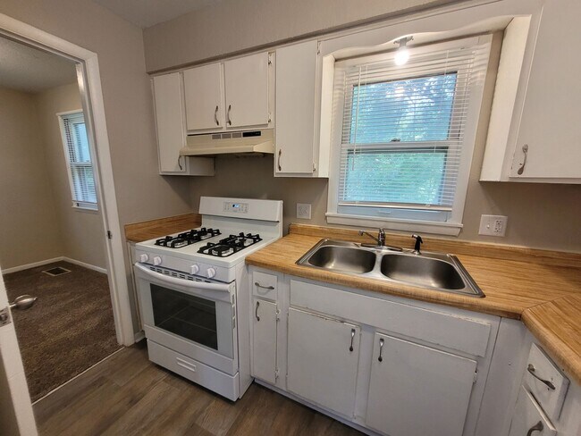 Foto del edificio - 2 bedroom, 1.5 bathroom home with detached garage!