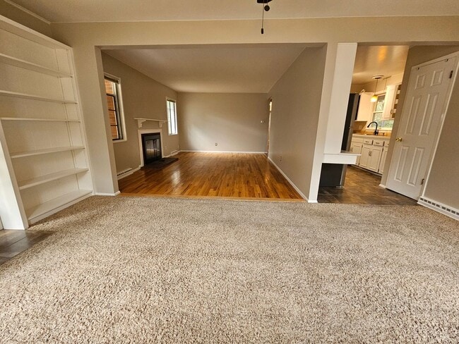 Foto del edificio - Virginia Village 4 Bed 3 Baths Large Yard Attached Garage Super Spacious!