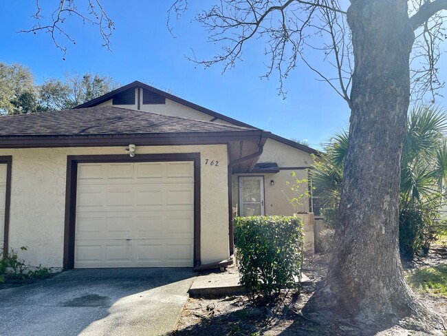 Building Photo - Beautiful, Remodeled 3/2 Townhouse in Wint...