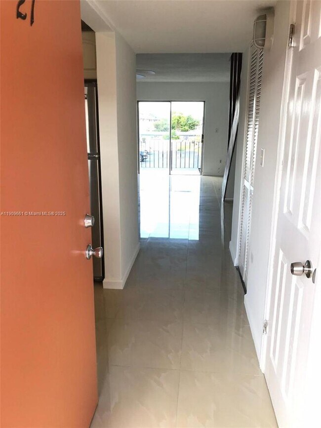 Foto del edificio - 1100 W 35th St