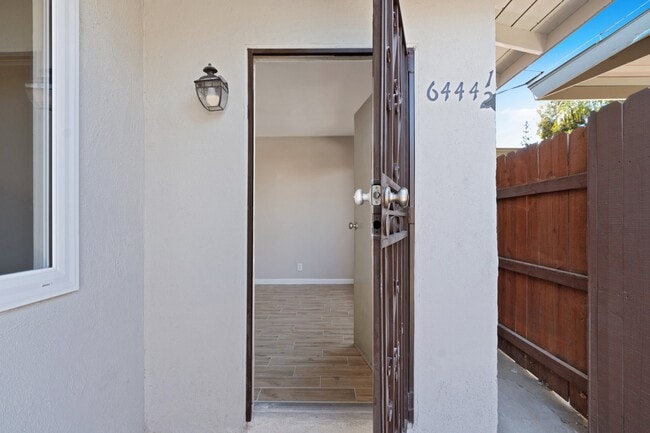 Foto del edificio - 6444 Gage Ave