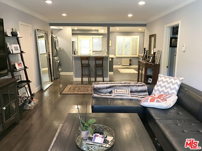 Building Photo - 8727 Shoreham Dr