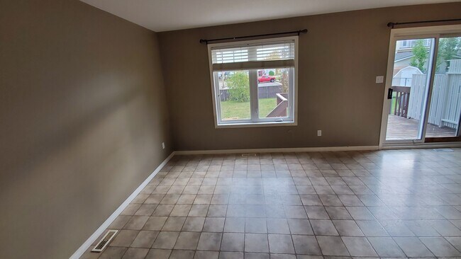 Photo du bâtiment - 916-911 11 St