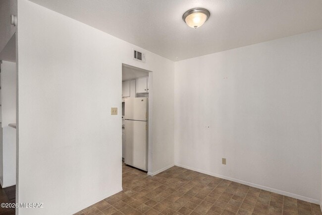 Building Photo - 1620 N Wilmot Rd