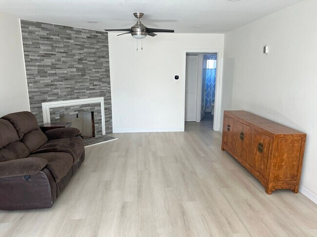 Building Photo - UPDATED 3bd/1ba HOUSE FOR RENT WITH PRIVAT...