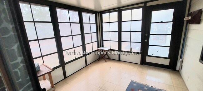 Building Photo - Single Family 2 bedroom with large yard