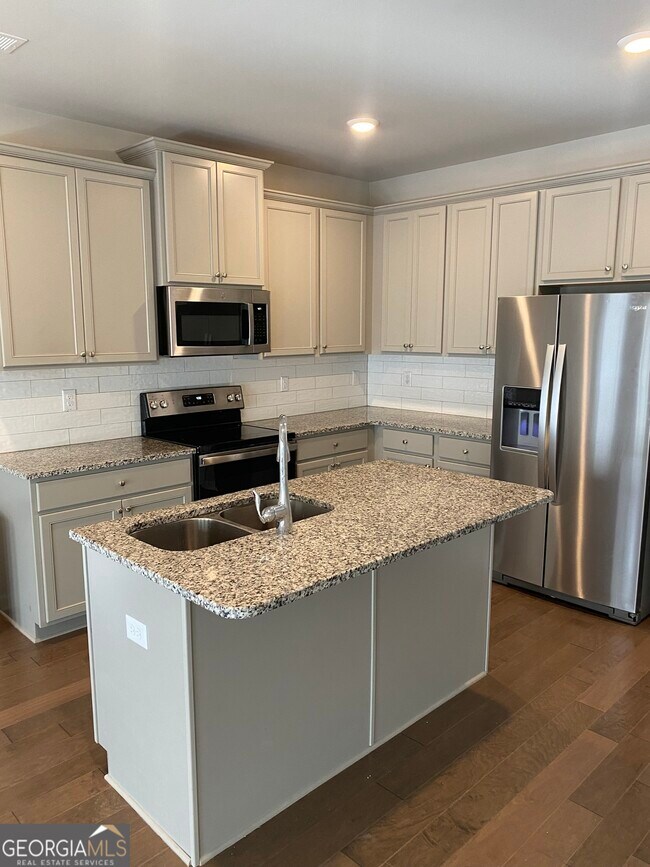 Foto del edificio - 7055 Mimosa Blf