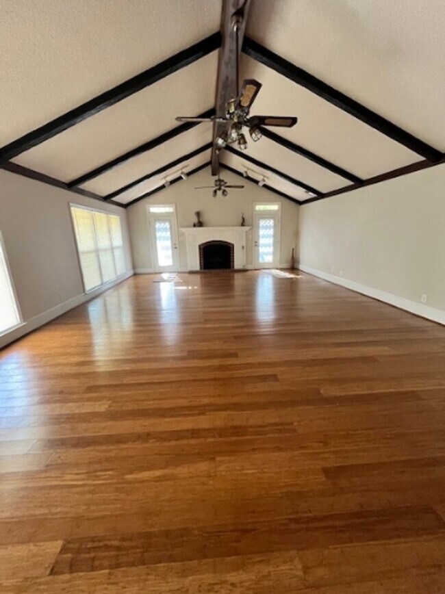 Foto del edificio - Luxury Ranch Living: Pool, Privacy & Premi...
