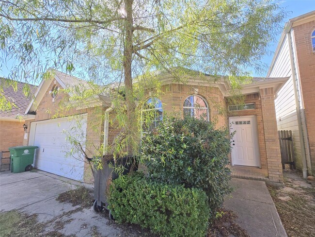 Foto del edificio - 811 Forest Hillside Ln