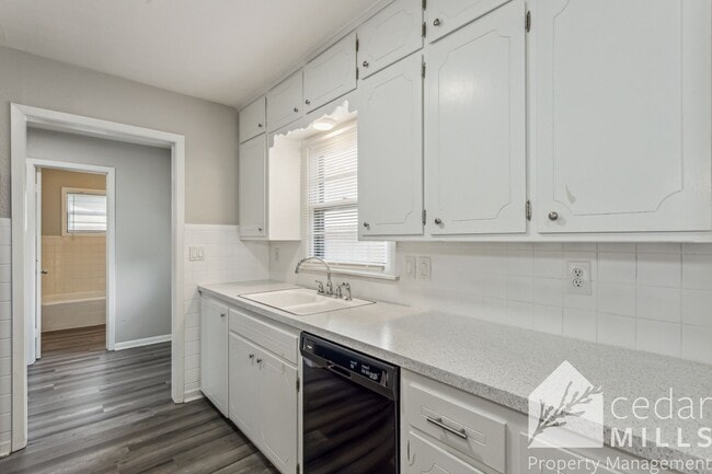 Building Photo - Very Large 3 Bedroom Home, All One Level!
