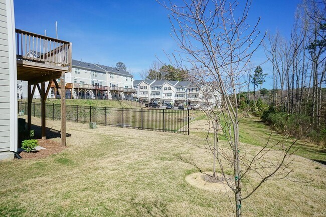 Foto del edificio - Four Bedroom Townhome!