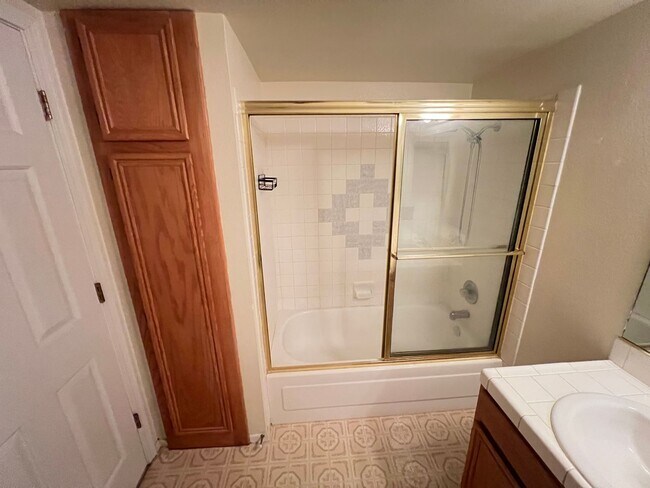Foto del edificio - Spacious 2 bedroom 2nd floor unit