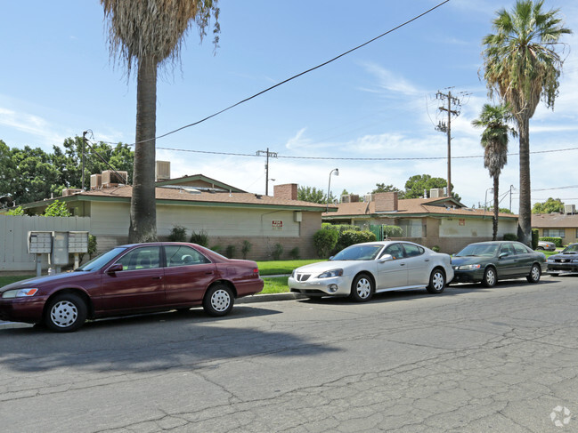 Building Photo - 4420 E Sierra Madre Ave