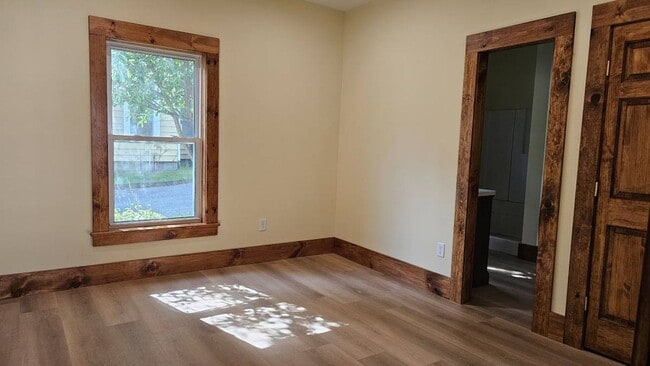 Building Photo - 158 3rd St