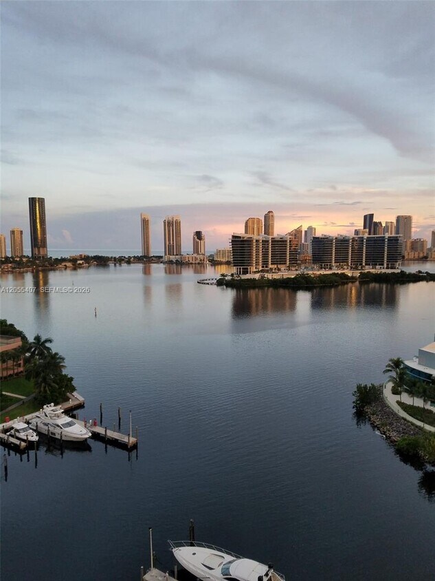 Foto del edificio - 3330 NE 190th St