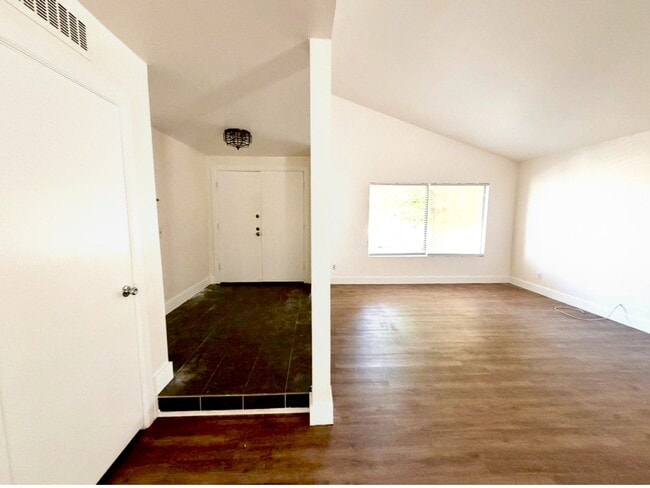Foto del edificio - Spacious 4b 2b single-story house in Winnetka!