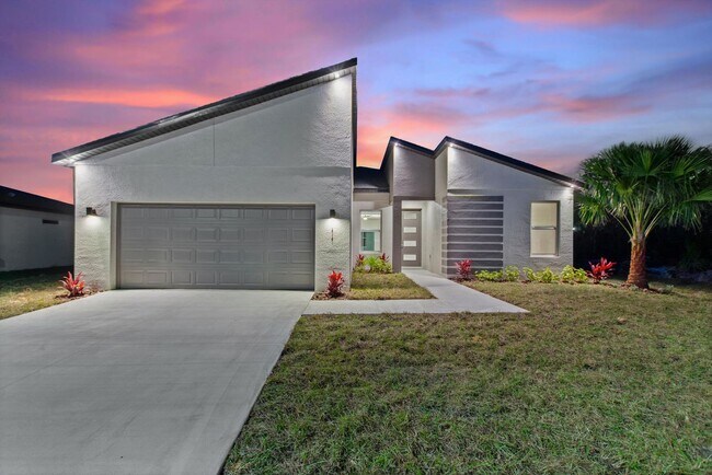 Building Photo - BRAND NEW Home! Modern, energy efficient h...