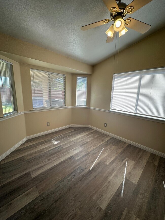 Foto del edificio - 5560 N Ellendale Ave