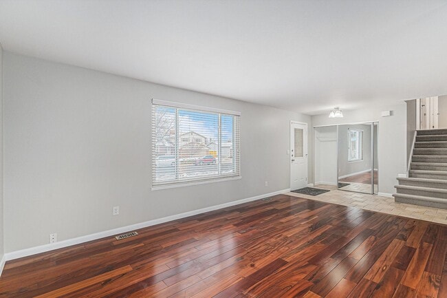 Building Photo - 3 bedroom 2.5 bathroom in Heather Ridge!