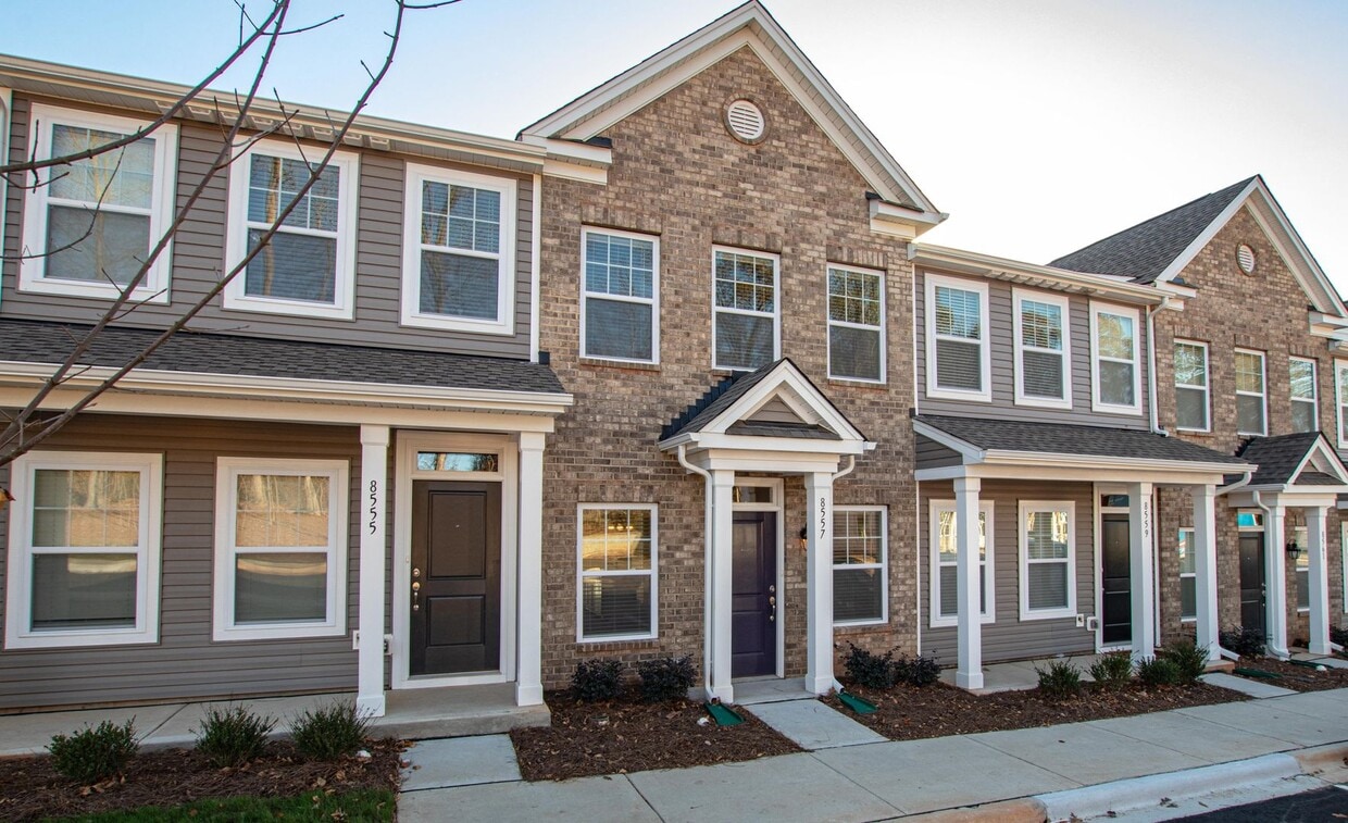 Primary Photo - BEAUTIFUL 2 Bedroom Townhome in Cox Mill D...
