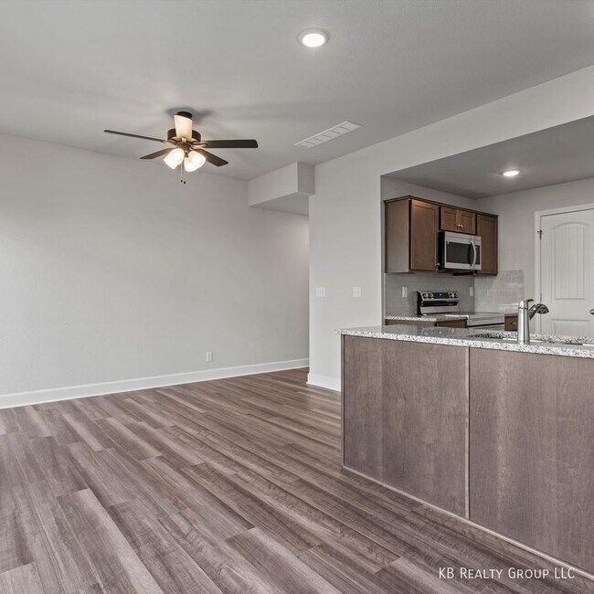 Foto del edificio - Brand New 2 Bed Middle Unit Townhome in Bl...