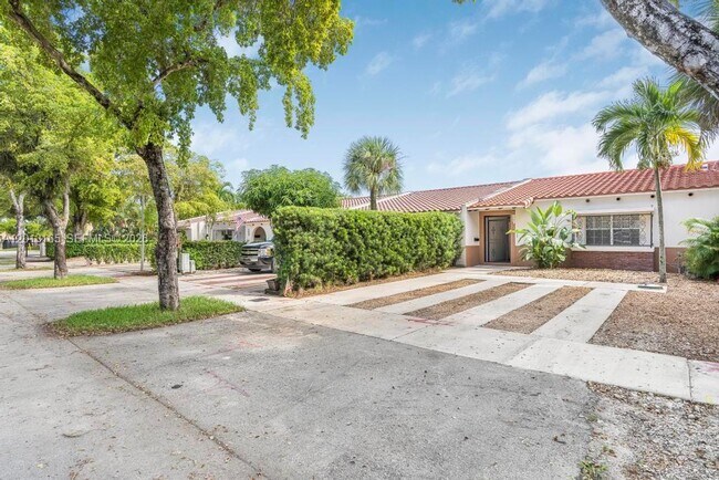 Foto del edificio - 7108 Laurel Ln