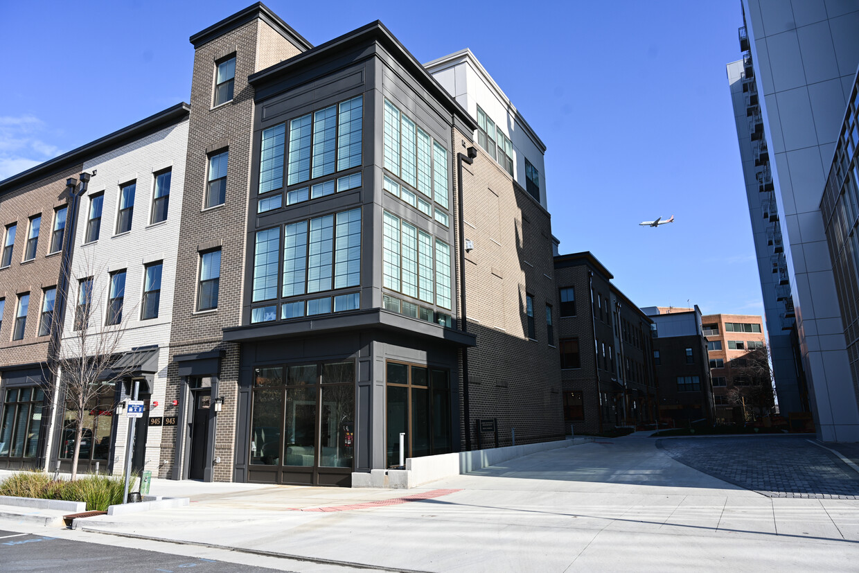 Front Townhome Main - 943 N Fairfax St