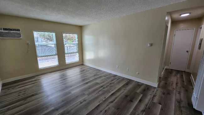 Building Photo - 815 N Benton Way