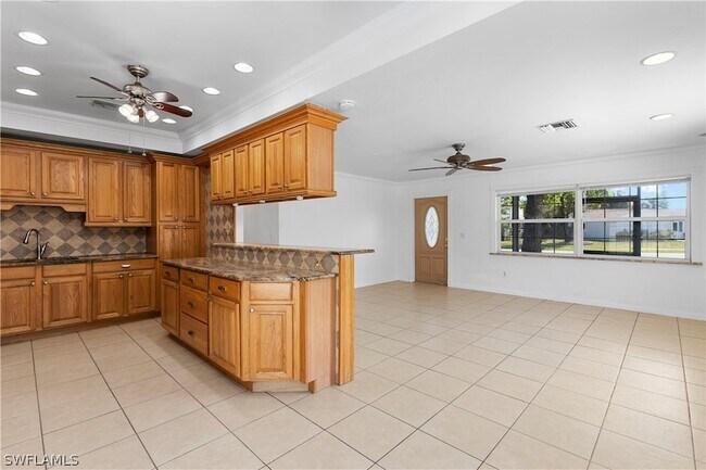 Building Photo - 2871 Poinciana St
