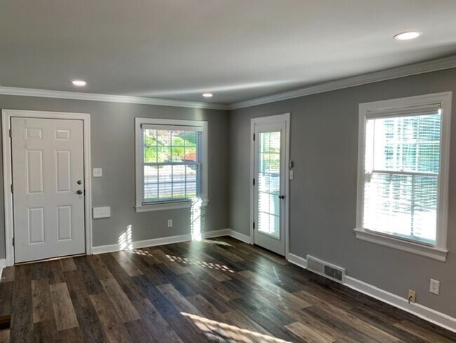 Foto del edificio - 2036 Lakeside Dr
