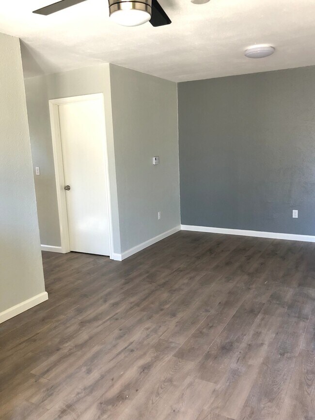 Foto del edificio - 3bed/1.5bath w/ Carport