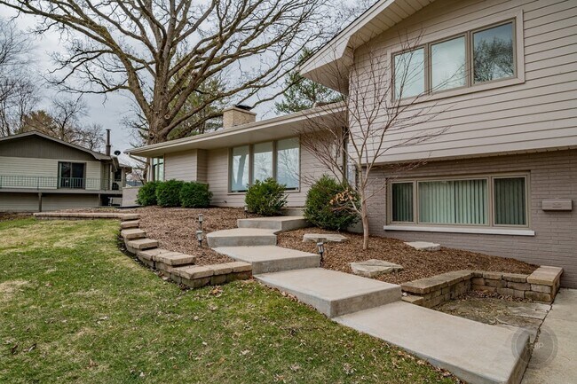 Building Photo - 923 Edgewater Dr