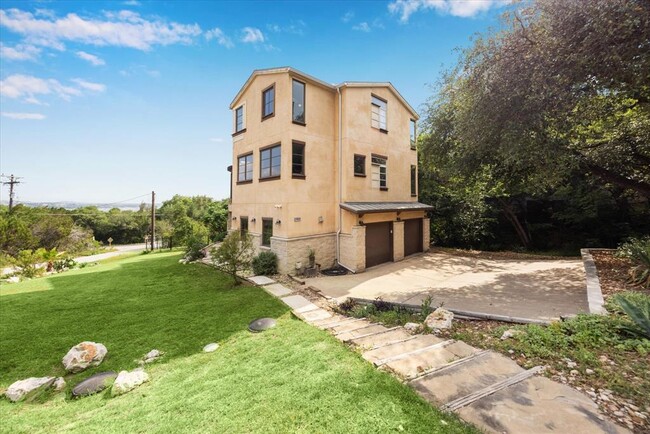 Building Photo - 13801 Lakeview Dr